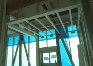 1階天井。外壁シート張ったら軒天工事をする。